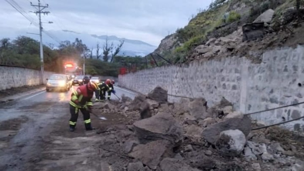 Inundaciones, deslizamientos y un socavón fueron parte de las emergencias reportadas en Quito