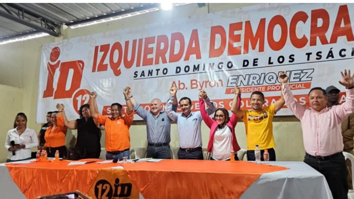 Byron Enríquez junto a Diego Borja, presidente de la ID en Santo Domingo de los Tsáchilas; y el candidato presidencial de la RC.