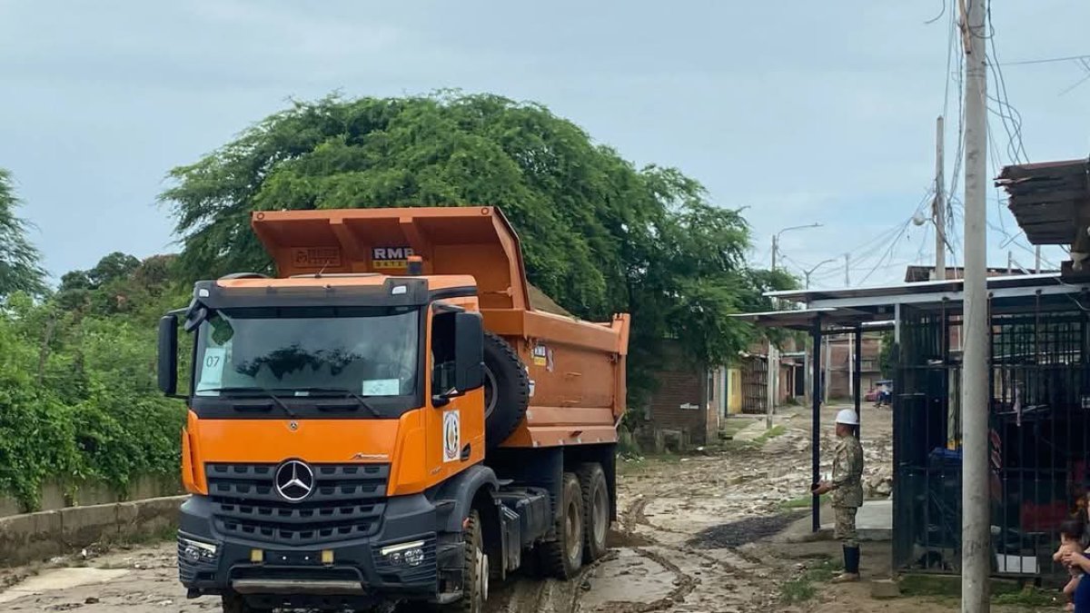 El Ejército peruano realiza actividades de limpieza de canales y vías de acceso obstruidas por sedimentos y desechos