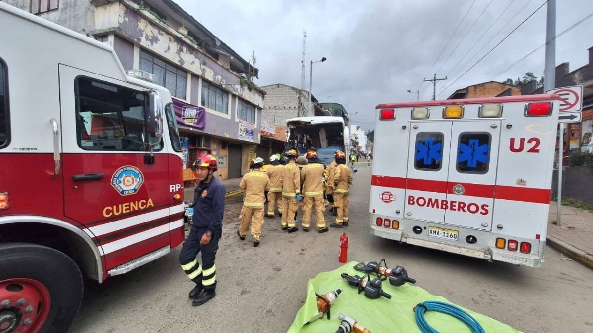 Personal de rescate realizaba labores de salvamento en sitio de accidente de tránsito, en Sayausí, Cuenca.
