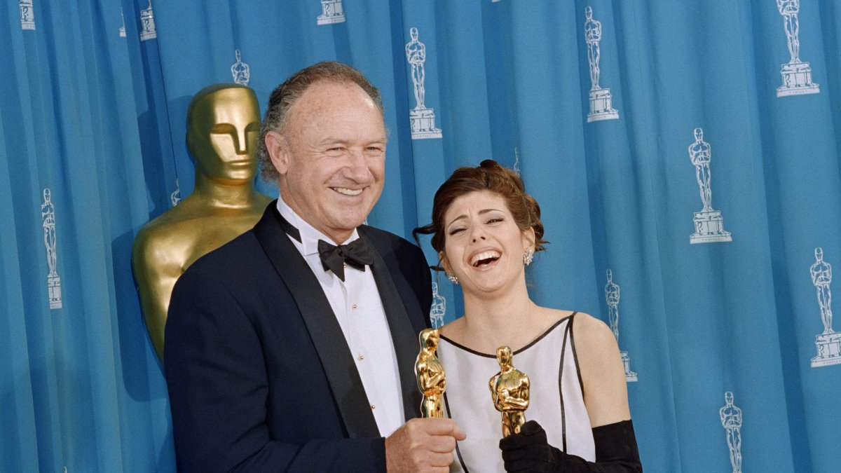 En 1993, Gene Hackman y Marisa Tomei posan con sus Óscar después de ser premiados, en las categorías actor y actriz de reparto. Él por Unforgiven; ella por My Cousin Vinny.