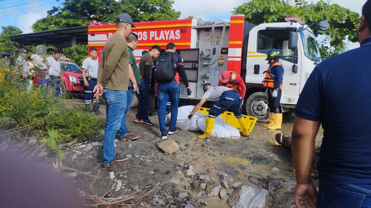 Bomberos asistieron a retirar el cadáver.