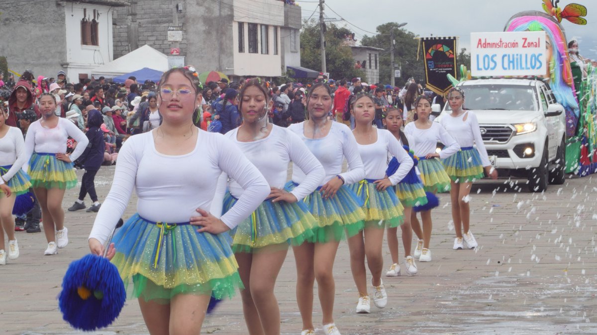 Tradición. Más de 20 mil personas participaron en el desfile del carnaval.