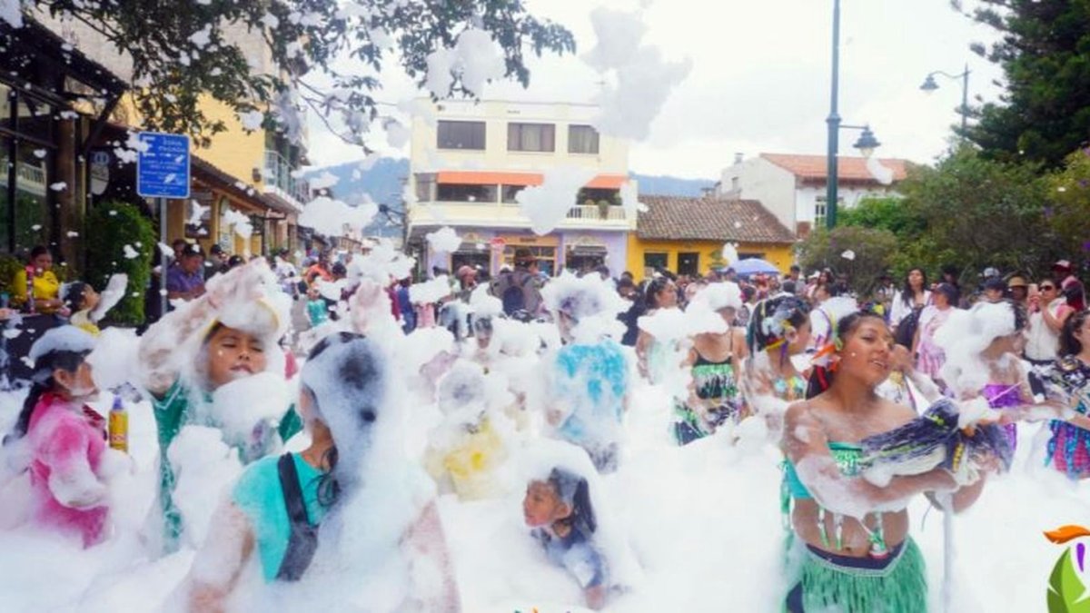 Desfile. Estudiantes disfrutaron del cañón de espuma mientras desfilaban