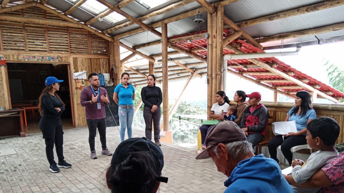 En Pactoloma, se socializa la amenaza progresiva con las familias afectadas y se coordinan alternativas de alojamiento temporal.