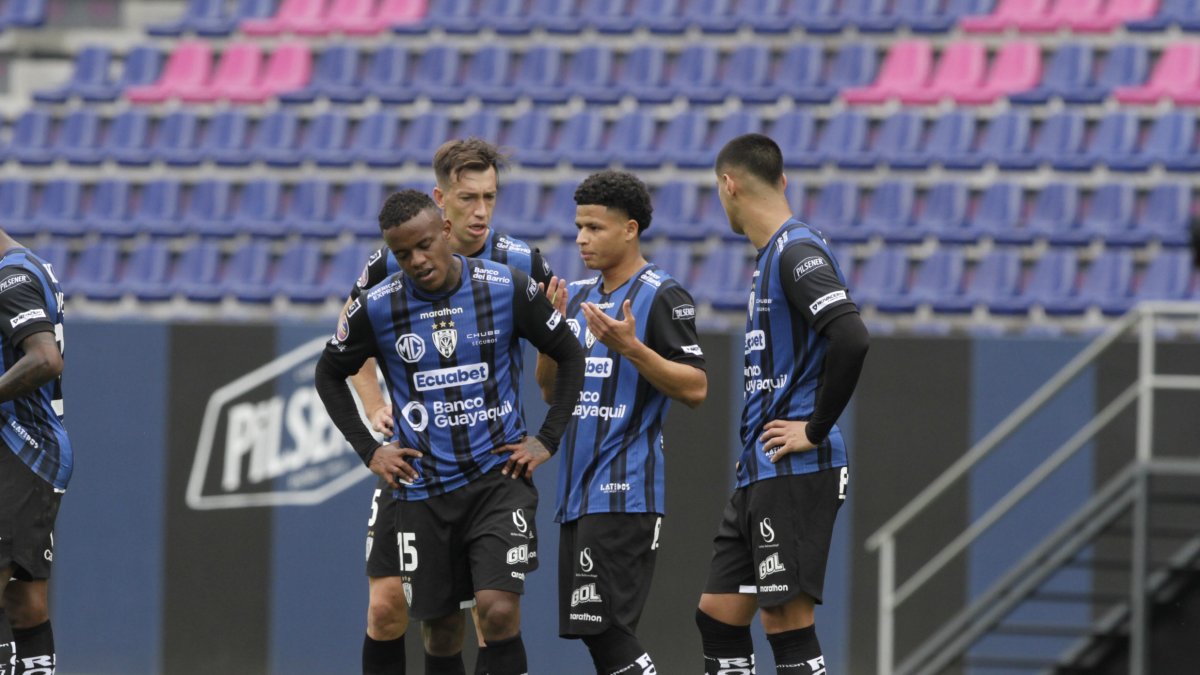 Los rostros de los jugadores de Independiente del Valle mostraron el malestar luego de ser empatados al último minuto por Universidad Católica