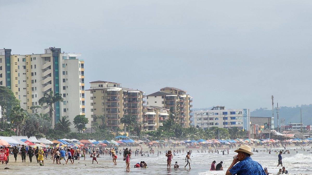 Los turistas llenaron las playas de Esmeraldas en este feriado de carnaval.