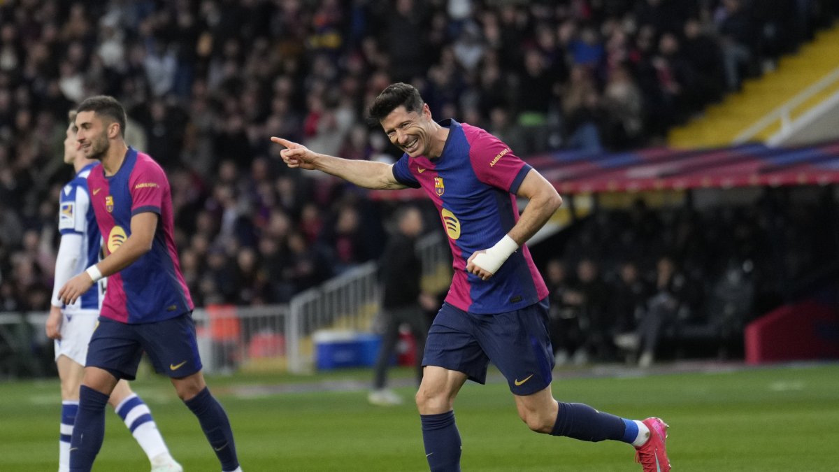 El delantero del FC Barcelona Robert Lewandowski celebra tras marcar el 4-0 durante el partido ante la Real Sociedad.