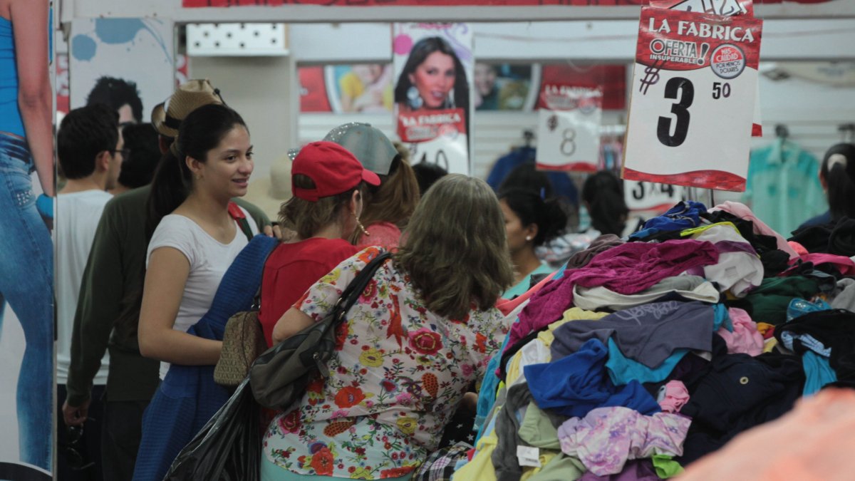 Comercio. Un grupo de personas comprando ropa en una tienda de Aguas Verdes, Perú.