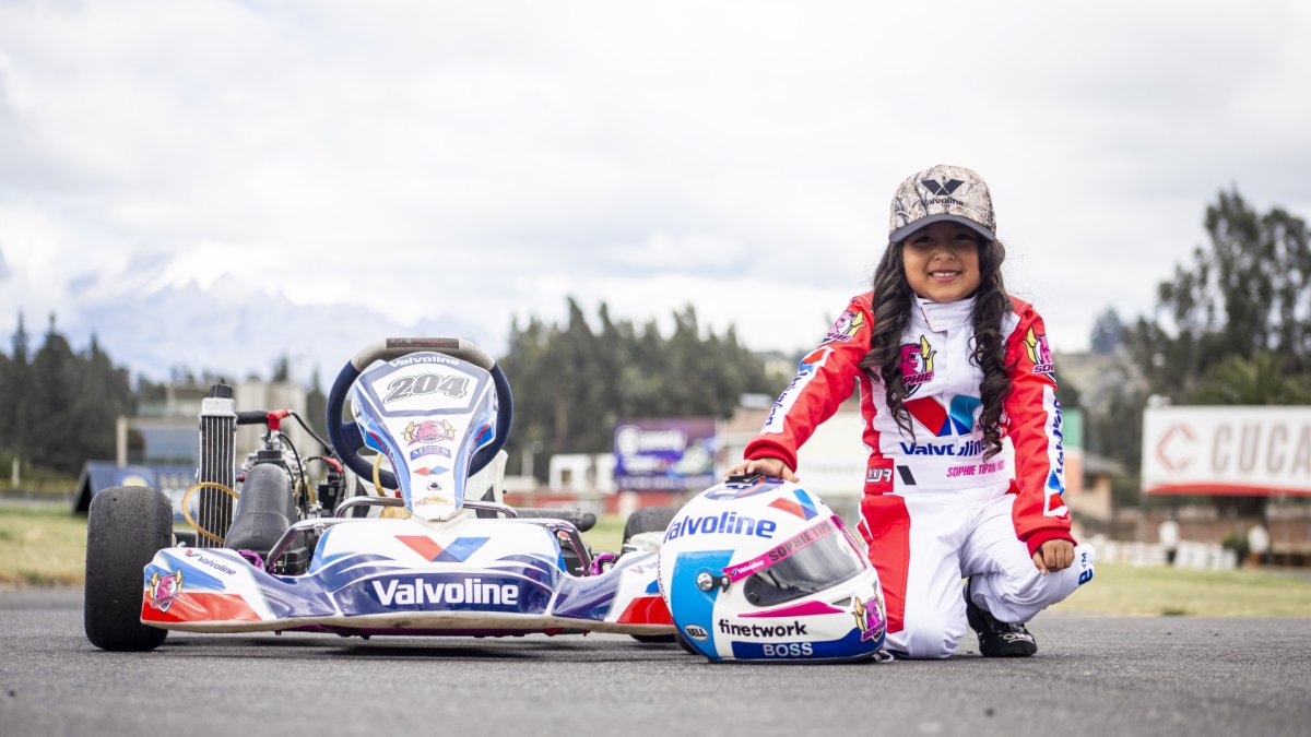 La pequeña Sophie Tipán junto a uno de los karts que conduce. Empezó a los 4 años y hoy, a sus 6, ya compite a nivel internacional en categorías baby y micro.