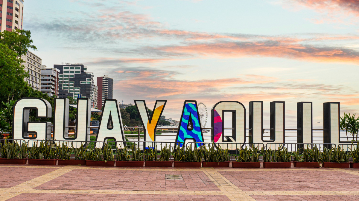 Medida de cierre de parqueos en el Malecón para evitar inundaciones por marea alta.
