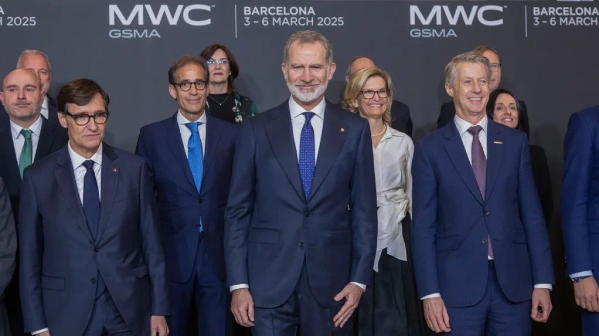 Felipe VI, rey de España; Mats Granyrd (derecha), director general del Mobile World Congress, y Salvador Illa (izquierda), el presidente de la Generalitat.