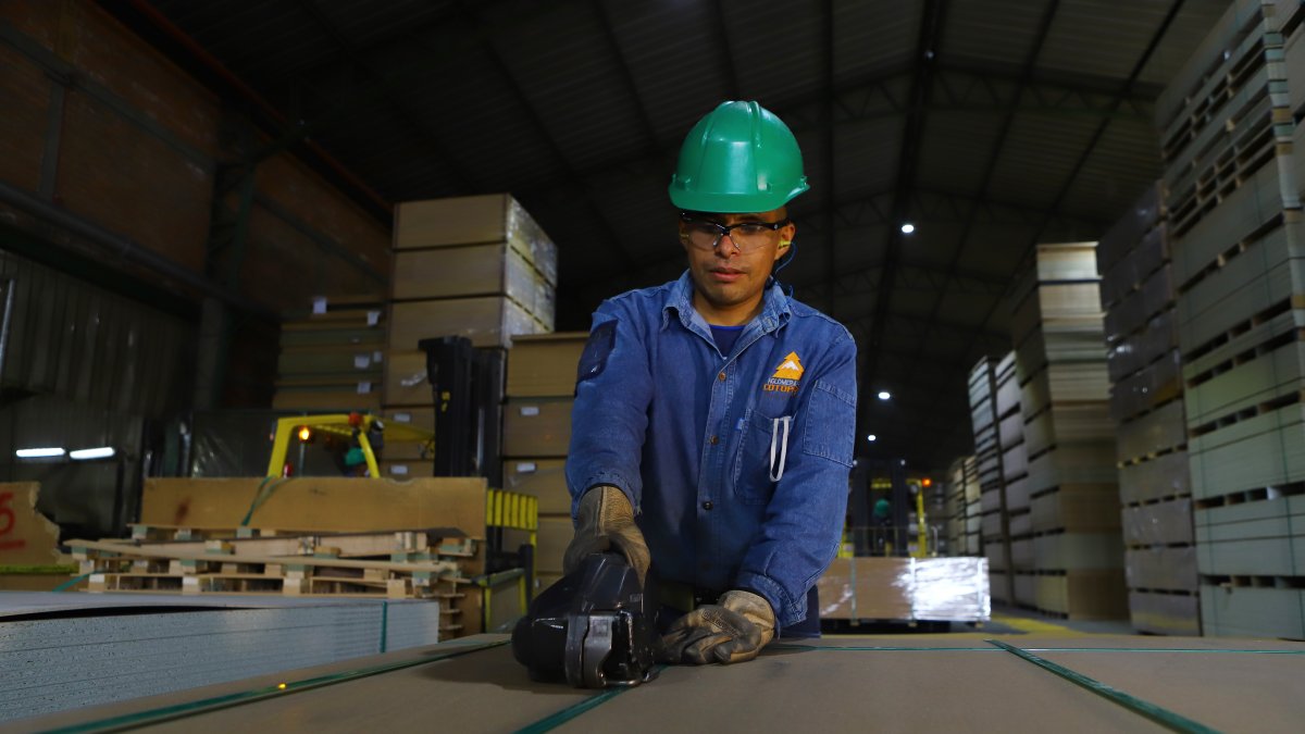 Labor. Una de las personas que trabaja en la industria forestal maderera de Ecuador corta un tablero.