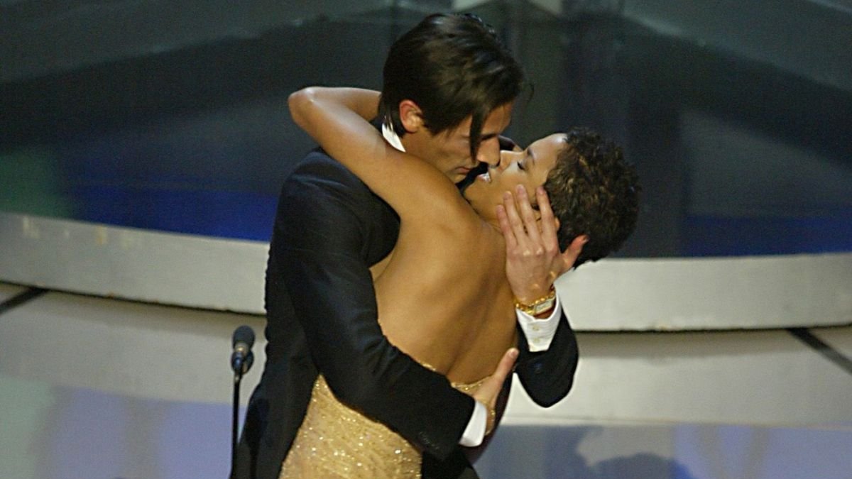 Beso entre Adrien Brody y Halle Barry en la ceremonia de los Óscar 2003.