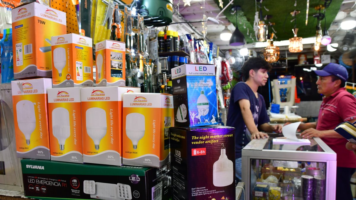 En el mostrador se ven pocos focos recargables versus a los que para funcionar dependen del suministro de la empresa eléctrica.