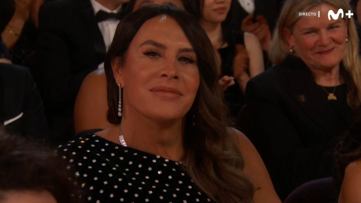 Karla Sofía Gascón mantiene su compostura tras las bromas de Conan O'Brien en los Premios Óscar 2025.