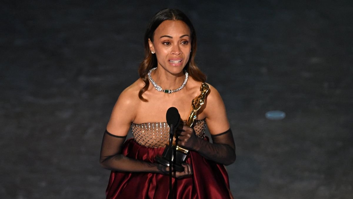 Zoe Saldaña al recibir su premio Óscar.
