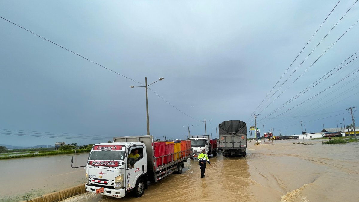 La fuerte corriente del río desbordado sobre la vía Panamericana, no permite que vehículos livianos puedan cruzarla.