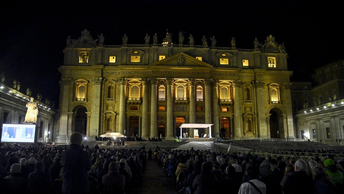 Fieles rezaron por Francisco la noche del 2 de marzo, en el Vaticano.