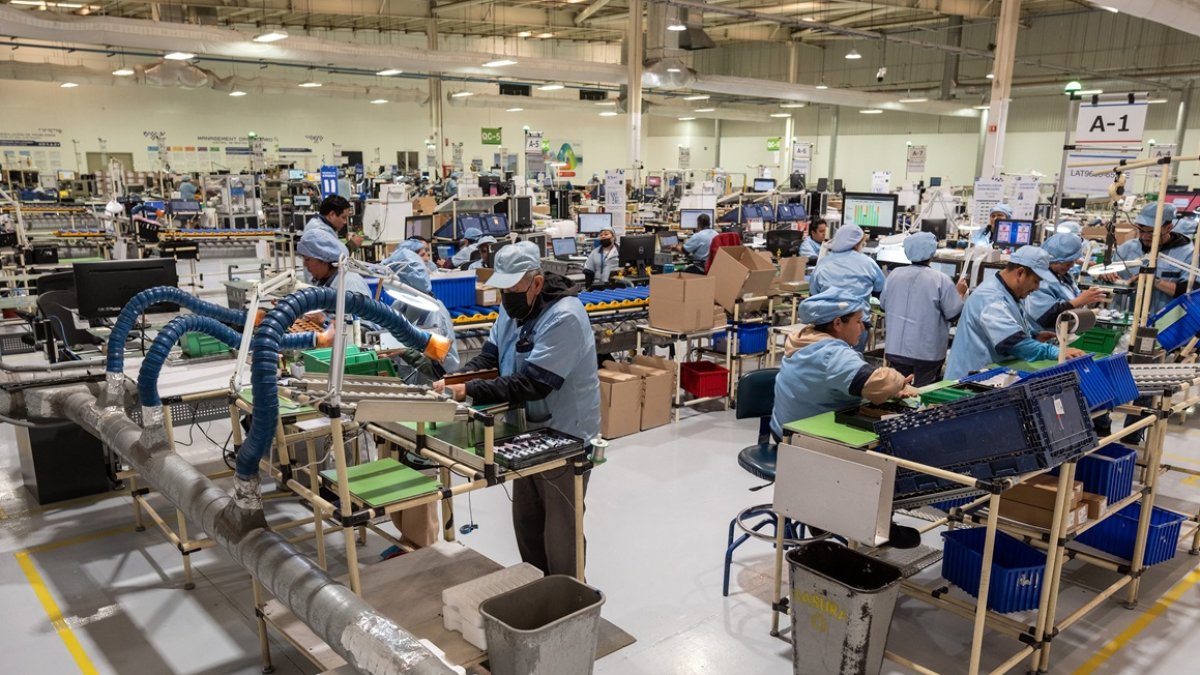 Tijuana. Varios empleados trabajan en estos días en una de las plantas de la fábrica de SMK Electronics en el estado de Baja California, en México.