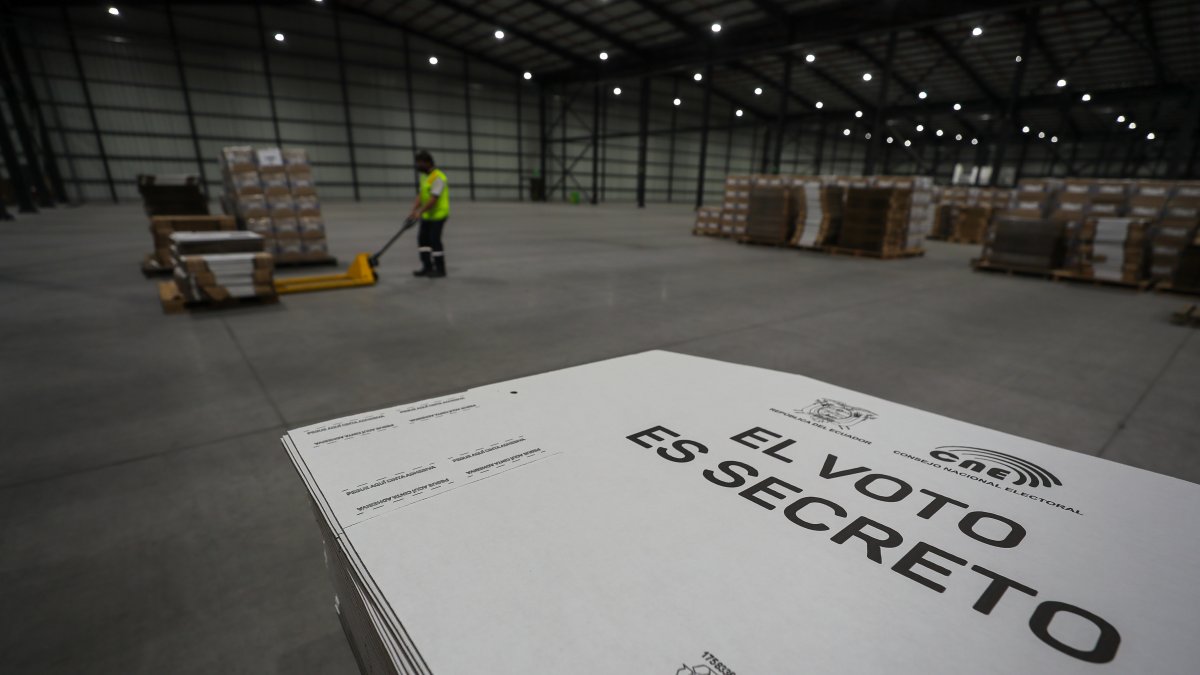 Fotografía de material electoral en una bodega, en Quito. Imagen referencial para graficar este artículo sobre la segunda vuelta.
