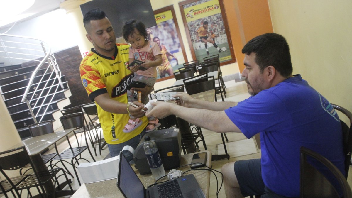 Samuel Alfonso que llegó en familia y le tocó pasar la tarjeta de créditos por las entradas.