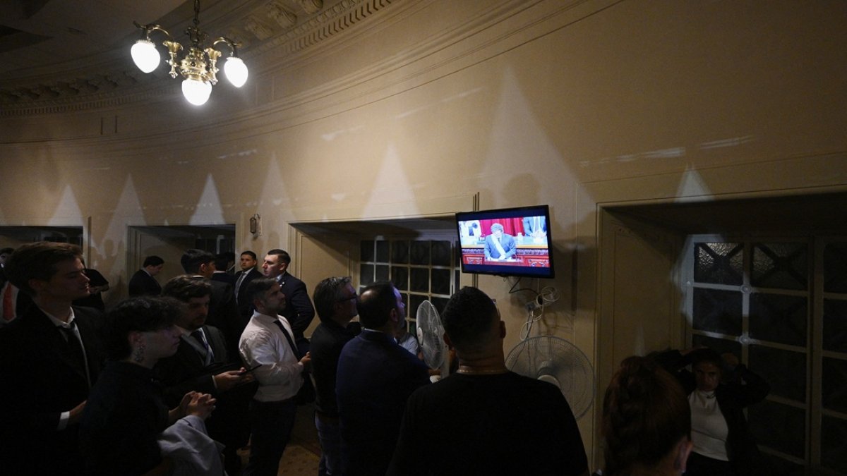 Argentinoa miran la transmisión televisiva del presidente Javier Milei, en la inauguración de la 143ª sesión ordinaria del Congreso en el Congreso Nacional en Buenos Aires el 1 de marzo de 2025.