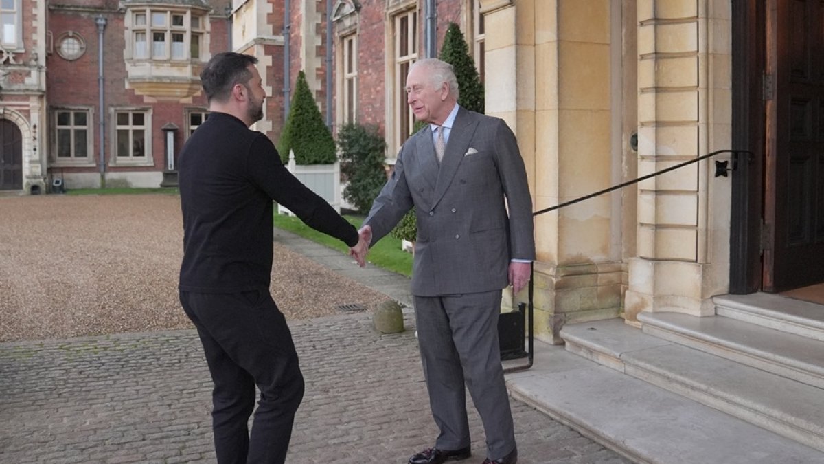 El rey Carlos III de Gran Bretaña y el presidente de Ucrania, Volodymyr Zelensky, se dan la mano en Sandringham Estate en Norfolk, este de Inglaterra, el 2 de marzo de 2025.