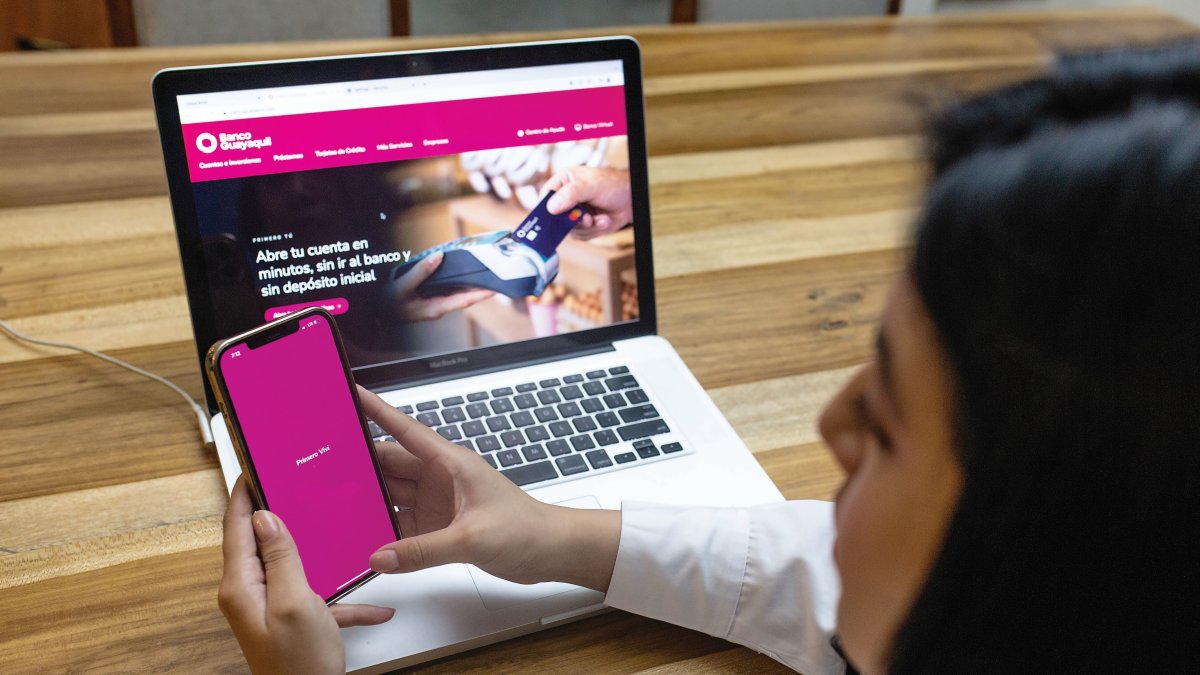 Cliente. El uso de la tecnología para hacer transacciones bancarias.