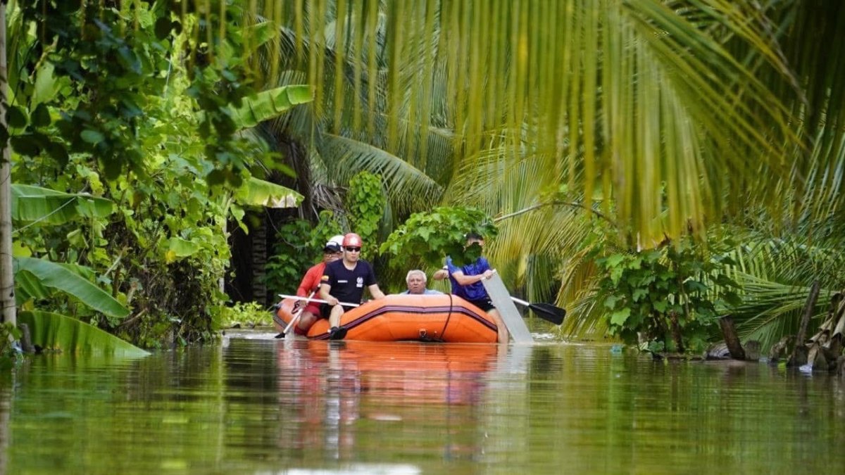 Portoviejo. Bomberos reubicaron a damnificados de Riochico.