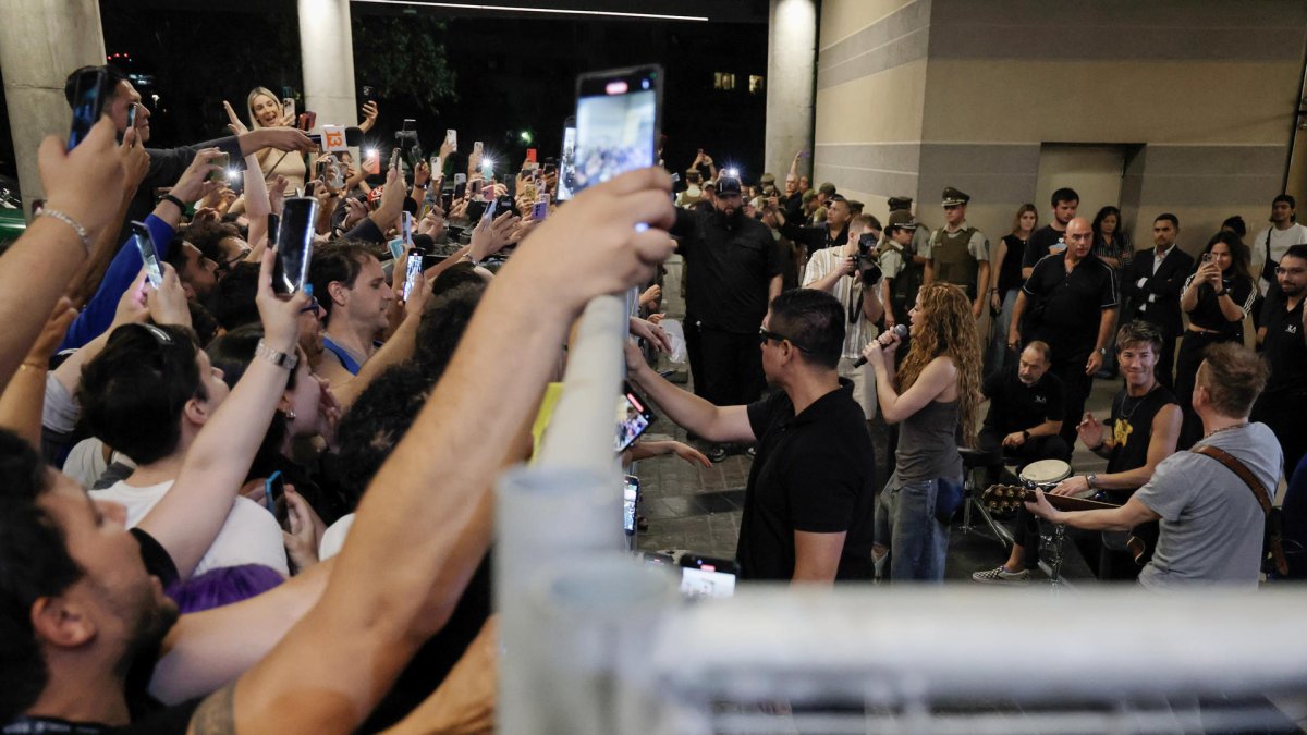 Shakira  canta a sus seguidores frente al Hotel Mandarin.