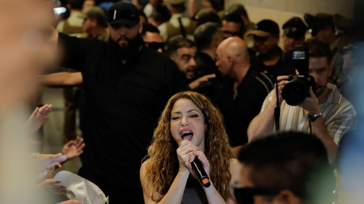 La cantante colombiana Shakira canta a sus seguidores frente al Hotel Mandarin, donde se alojaba tras la cancelación de sus dos conciertos en Chile.