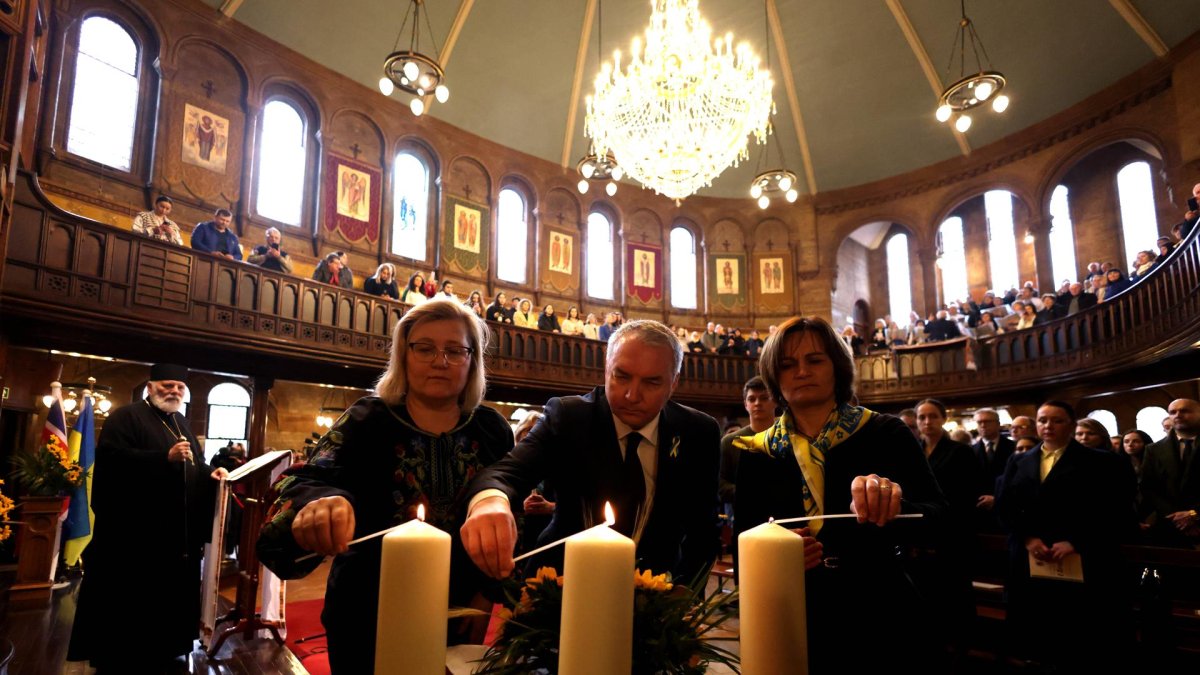 Los miembros de la congregación encienden velas durante un Servicio de Oración Interreligioso por la Paz en Ucrania en la Catedral Católica Ucraniana de la Sagrada Familia.