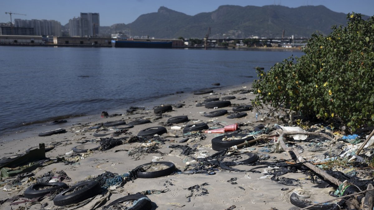 Vista de la basura acumulada en la playa de la isla de Pombeba en la bahía de Guanabara, Río de Janeiro, Brasil, el 17 de febrero de 2025.