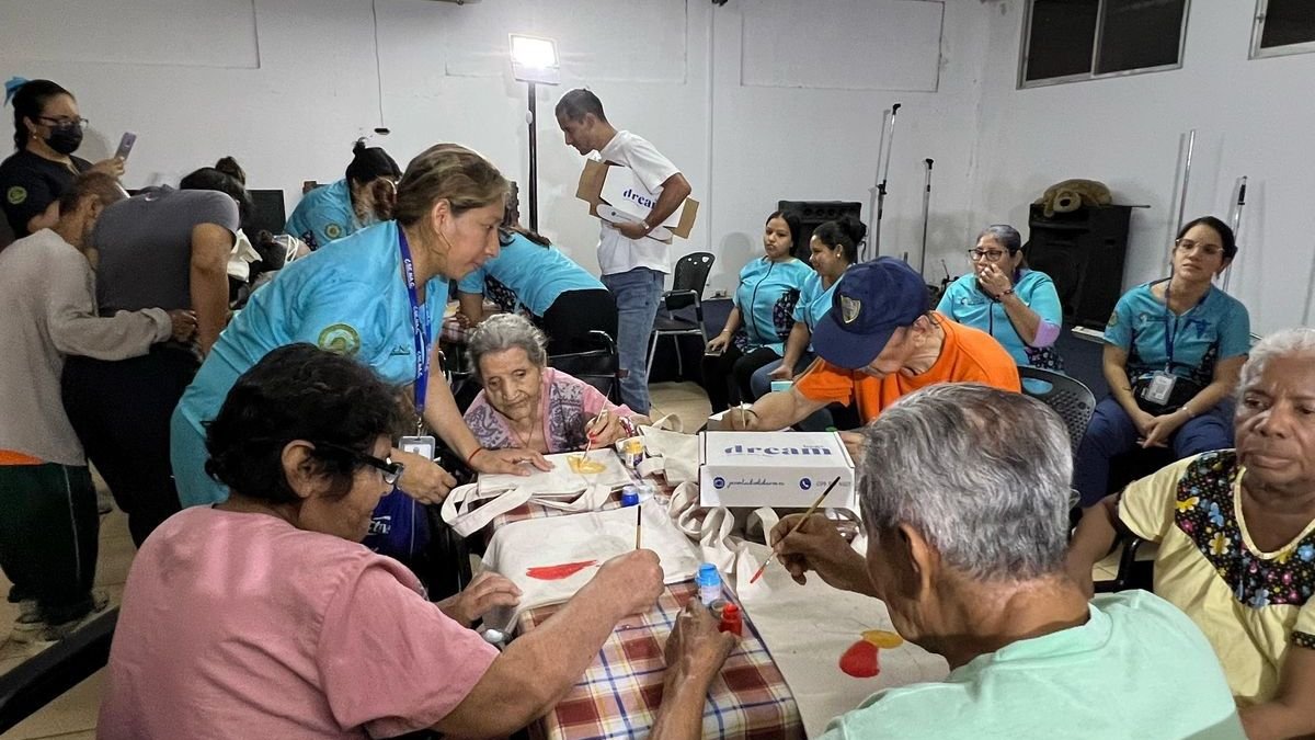 Bolsas. Cada funda es trabajada por los ancianos de la Fundación Clemencia y cuentan una historia.