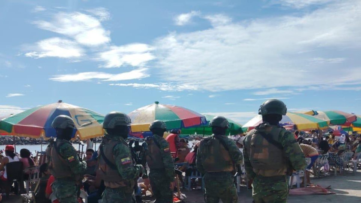 Los militares y policías realizarán los operativos de control para verificar que se cumplan las restricciones que establece el estado de excepción en siete provincias y dos cantones.