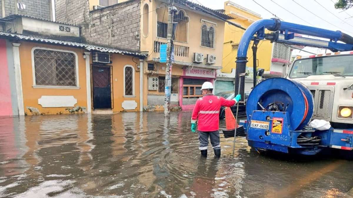 En ciudadelas como Sauces 6, al norte de Guayaquil, las calles inundan con facilidad
