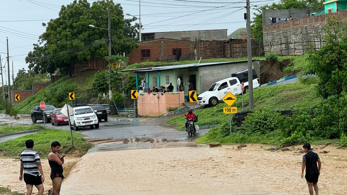 Río Pacoche desbordado afecta la circulación en Santa Marianita.