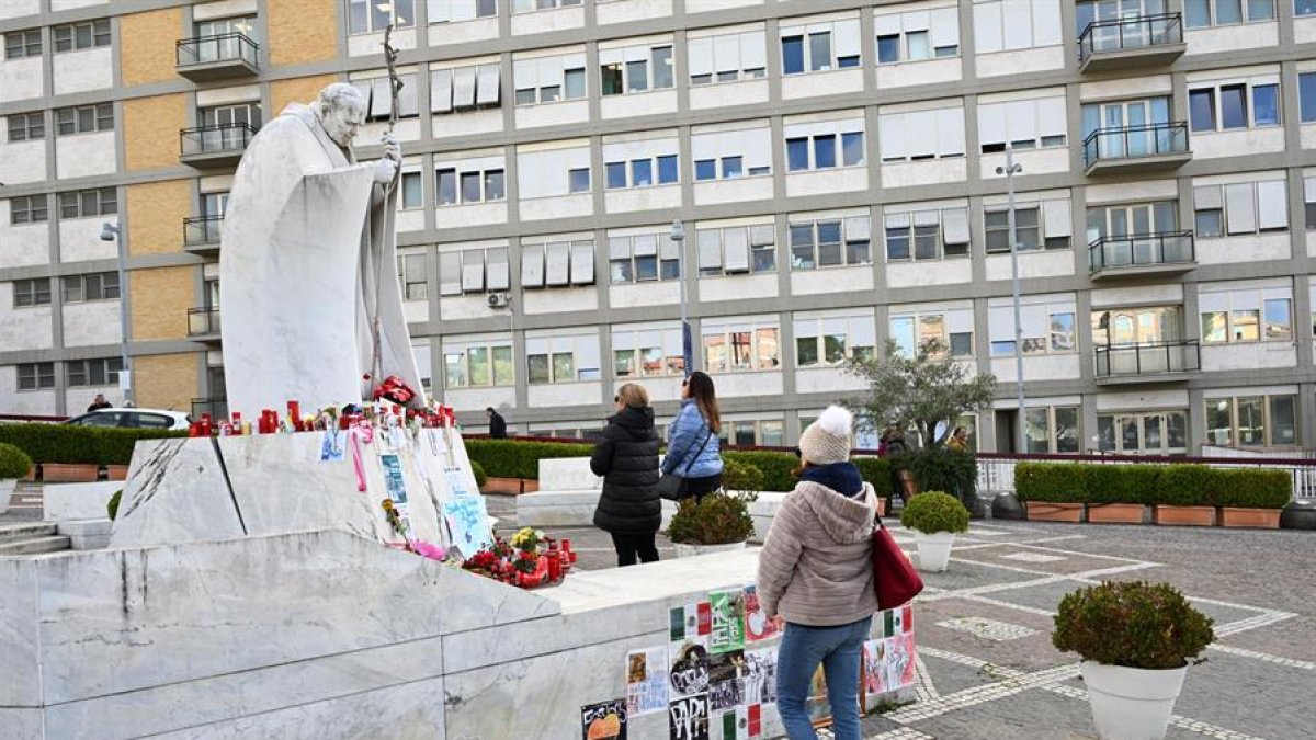 Fieles rezan delante del Policlínico Gemelli de Roma.