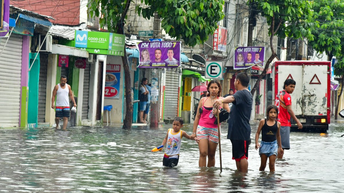 En ciudadelas como Sauces 6, las calles han quedado completamente inundadas.