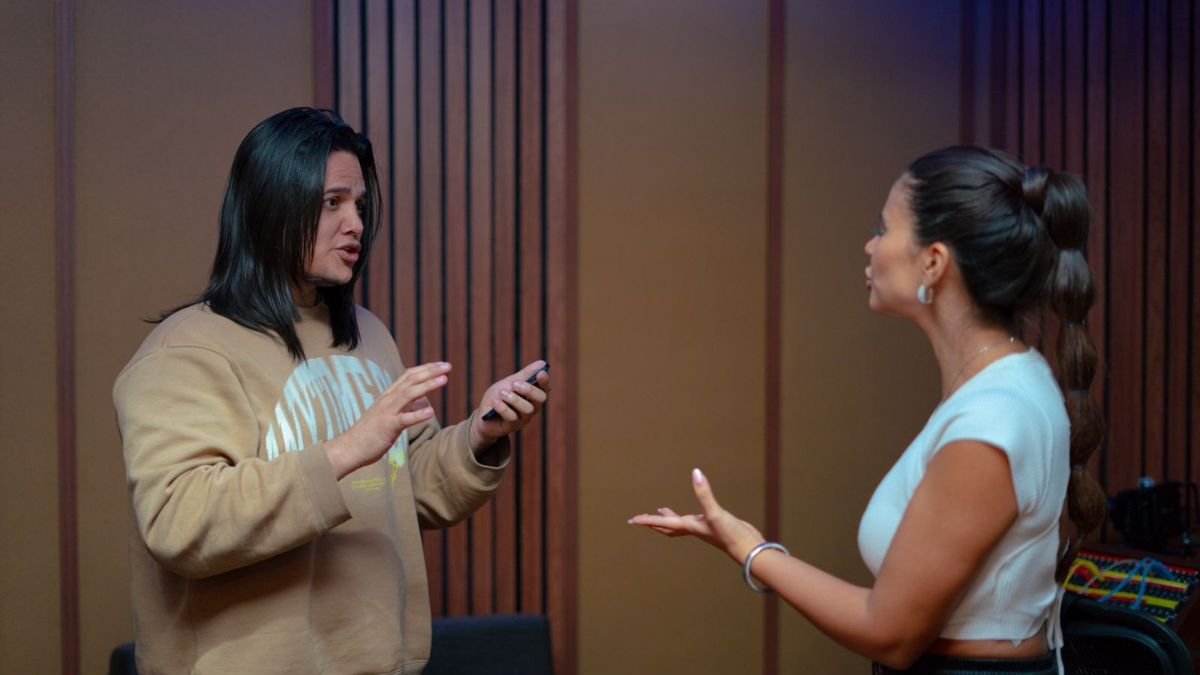 Entrenamiento. El coach vocal, David Zam, trabaja el canto con ejercicios de musculatura, respiración y control emocional.