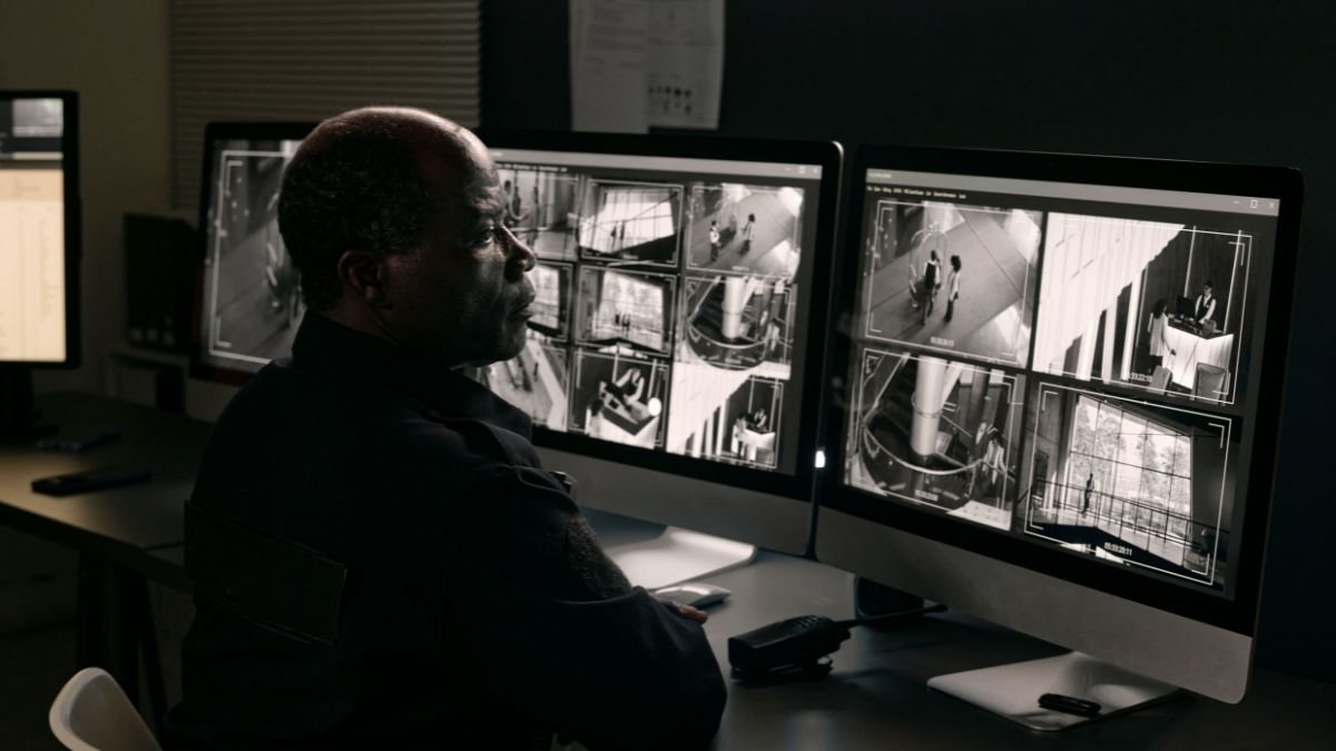 Empresas. Los negocios invierten en última tecnología para asegurar sus establecimientos.