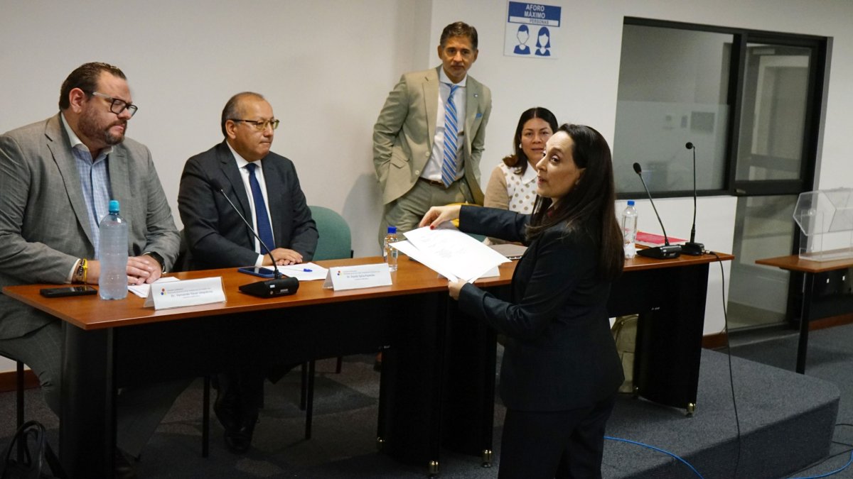 La comisión calificadora, presidida por Juan izquierdo (d), anunciará a los nuevos jueces constitucionales designados.