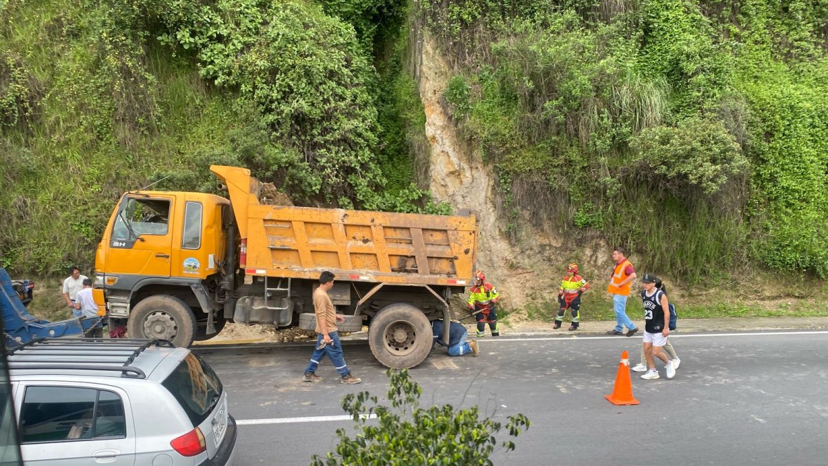 La volqueta se impactó a un costado de la vía.