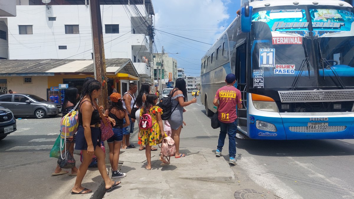 En Salinas, los visitantes en busca de buses que lo trasladen hacia la terminal terrestre para viajar a sus ciudades de origen.