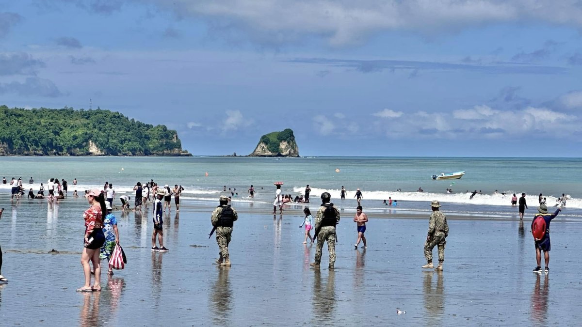Miembros de las Fuerzas Armadas custodiaron playas de Esmeraldas.