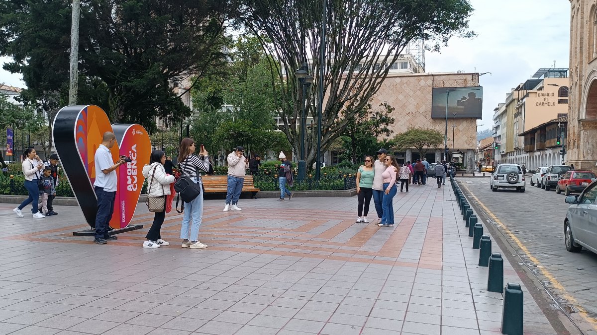 Turistas se fotografiaron en una de las áreas icónicas del Centro Histórico de Cuenca.