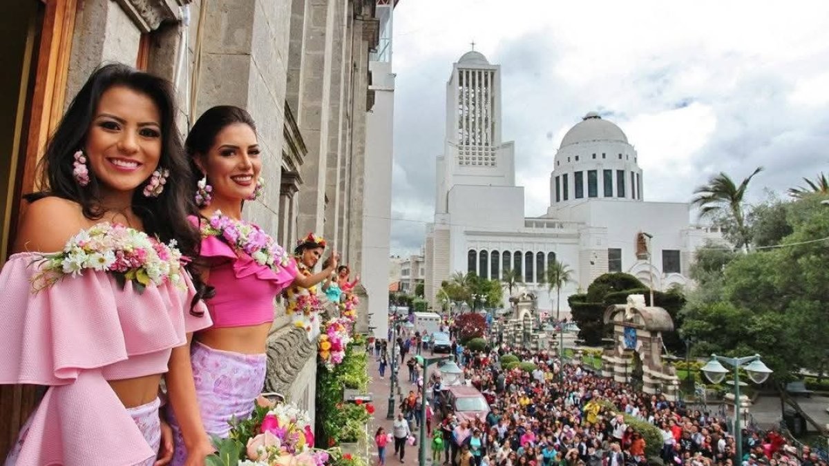 Feriado de Carnaval en las calles de Ambato, Tungurahua.