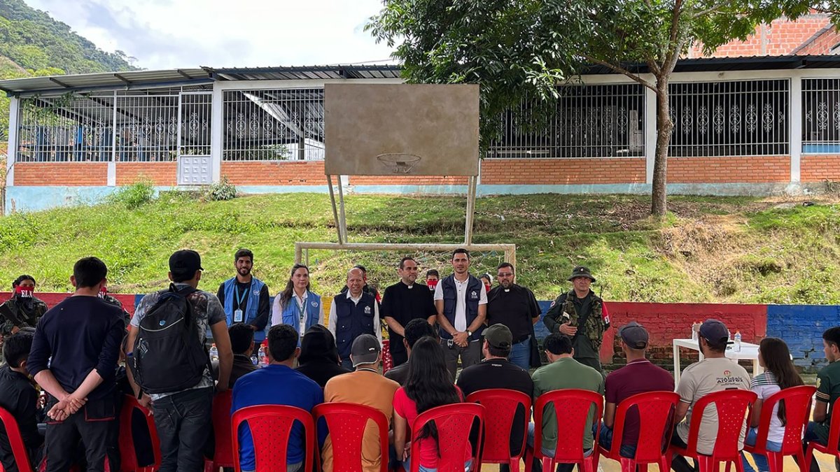 Miembros del gobierno colombiano y delegados de la guerrilla del ELN asisten a la liberación de 22 rehenes secuestrados hace más de un mes en el Catatumbo.