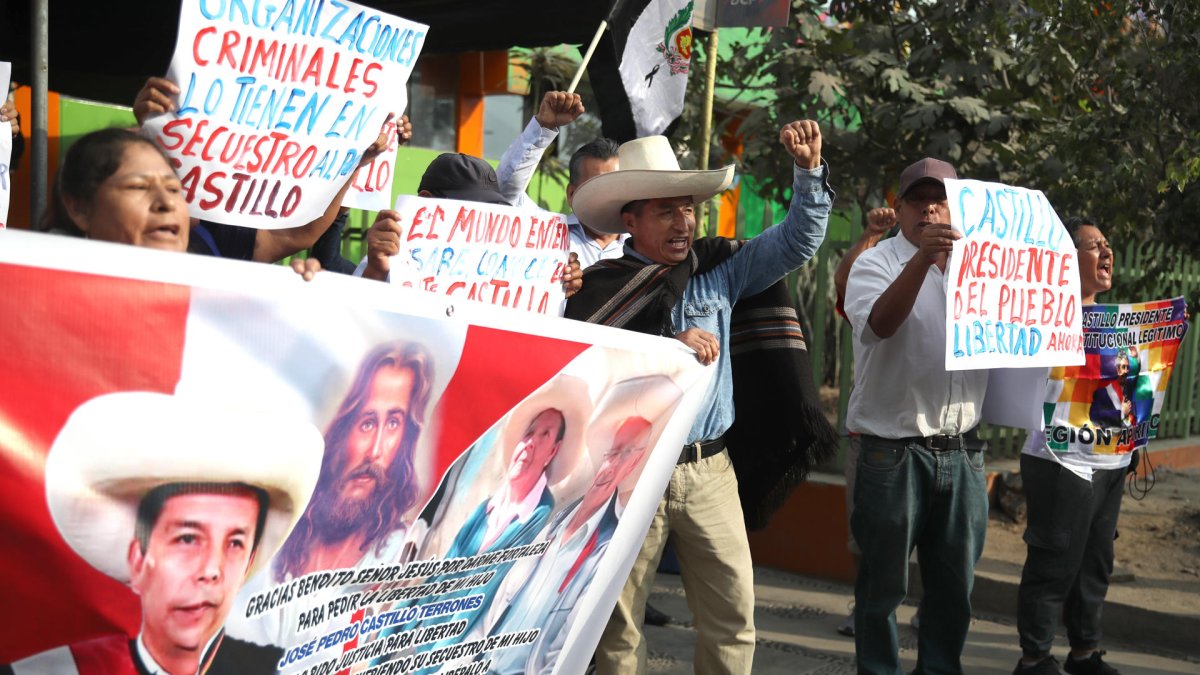 Simpatizantes del expresidente Pedro Castillo se manifiestan este martes, en los exteriores de la Dirección Nacional de Operaciones Especiales de la Policía Nacional de Perú (DINOES), en Lima (Perú).